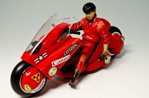Kaneda mit Motorrad